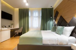 visillo blanco y cortina gruesa habitacion