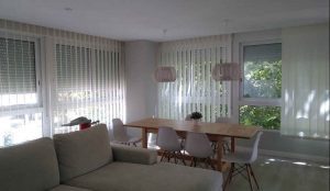 cortinas verticales en salón moderno